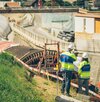 Kissling & Zbinden: Kissling & Zbinden: Zentralisierte Projektarbeit in «Projektraum 365»  Zwei Bauarbeiter begutachten eine Baustelle