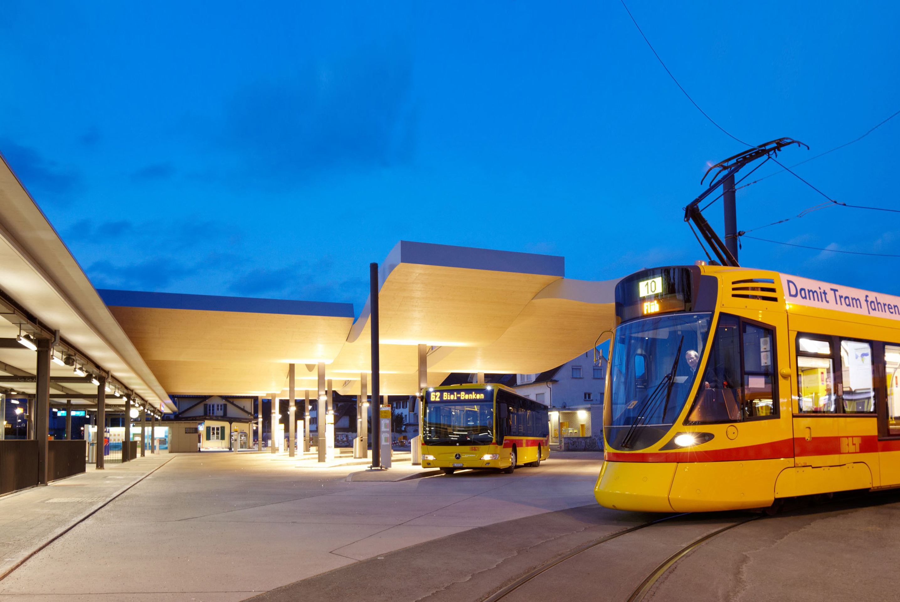 Straßenbahn und Bus von BLT Baselland Transport AG