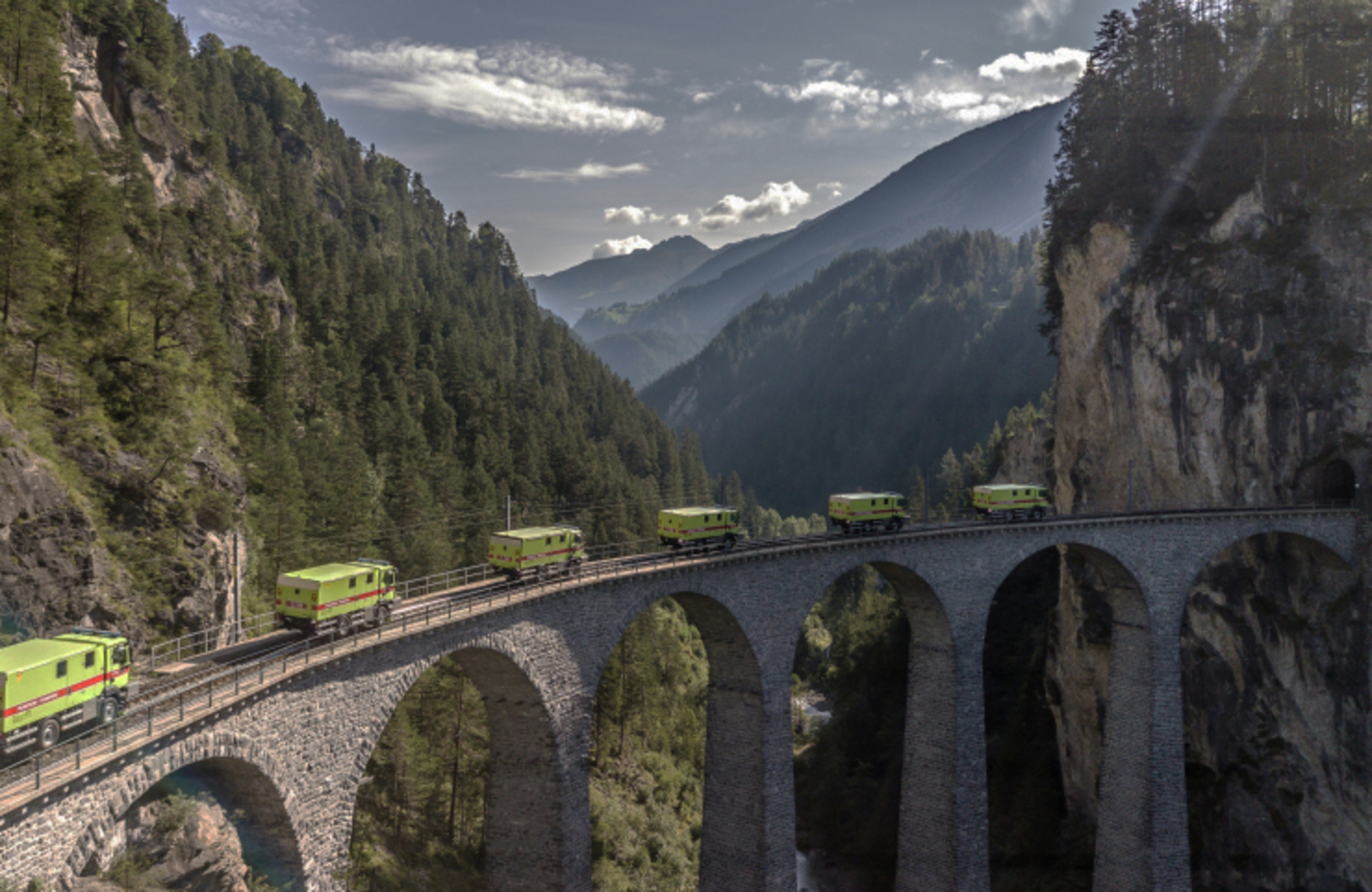 LKW fahren über Brücke in den Alpen