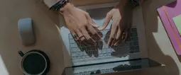 Person, die auf einem Surface-Laptop tippt